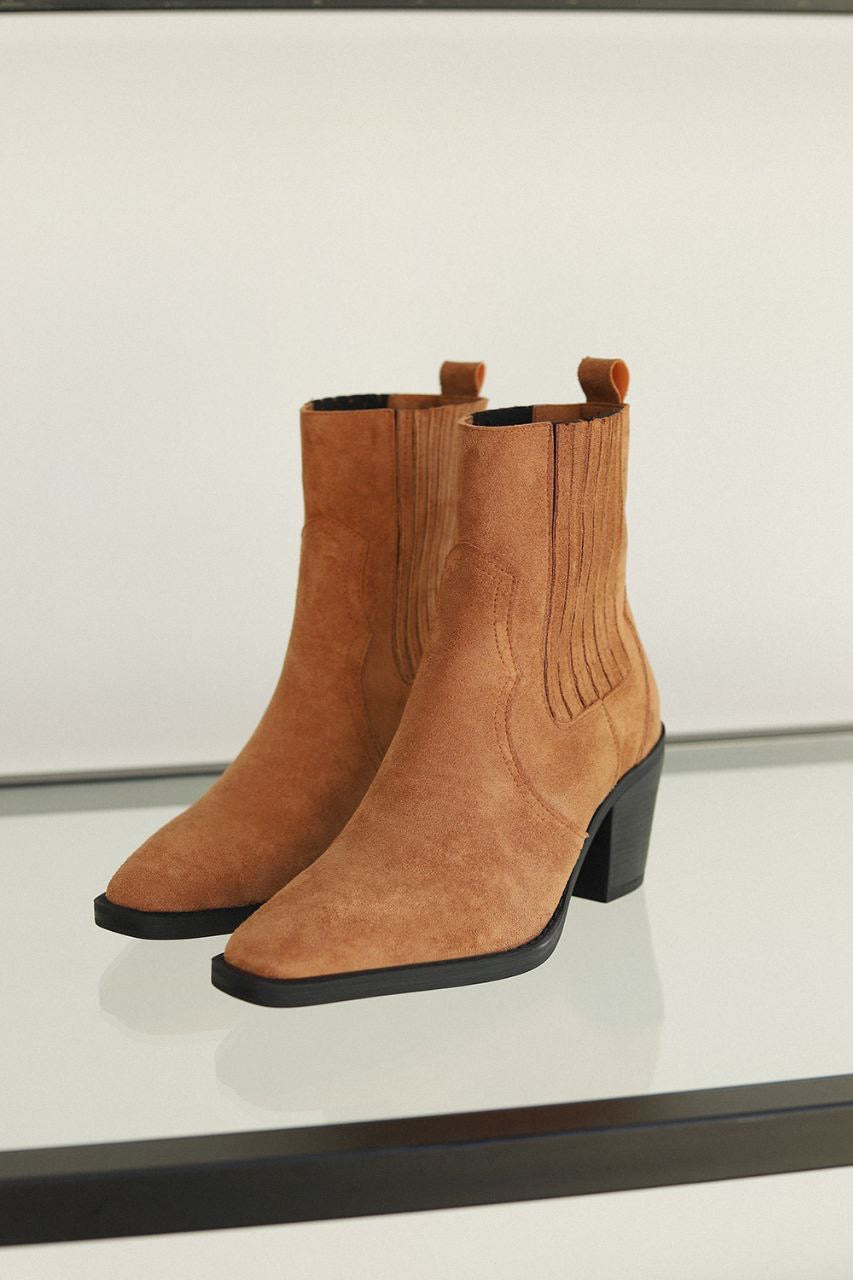 CAMEL SUEDE WOMEN'S BOOTS WITH BLUT TOE ANKLE DETAILS