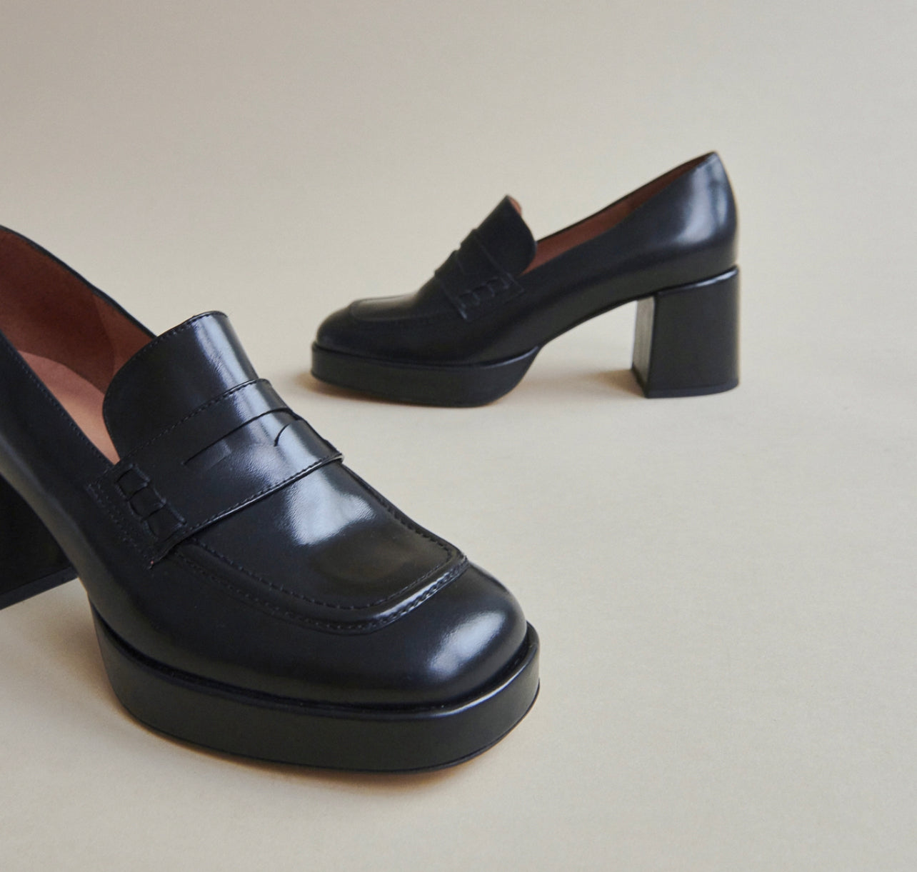 LOAFERS WITH
HEELS AND SQUARE
TOES
in black leather